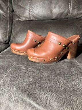 UGG Australia Leather Wooden Platform Clogs Heels Brown Studded Size 9